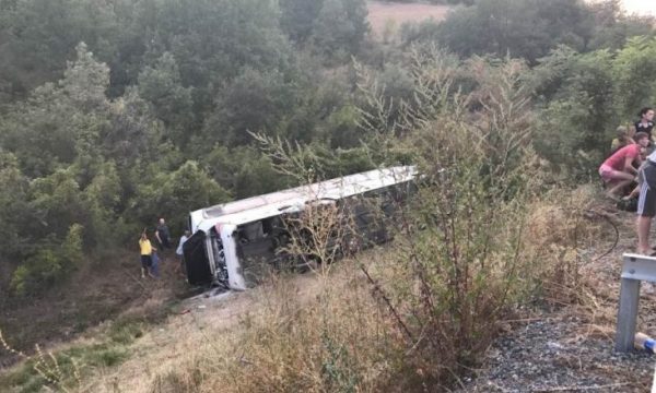 Një autobus del nga rruga në një autostradë në Shqipëri