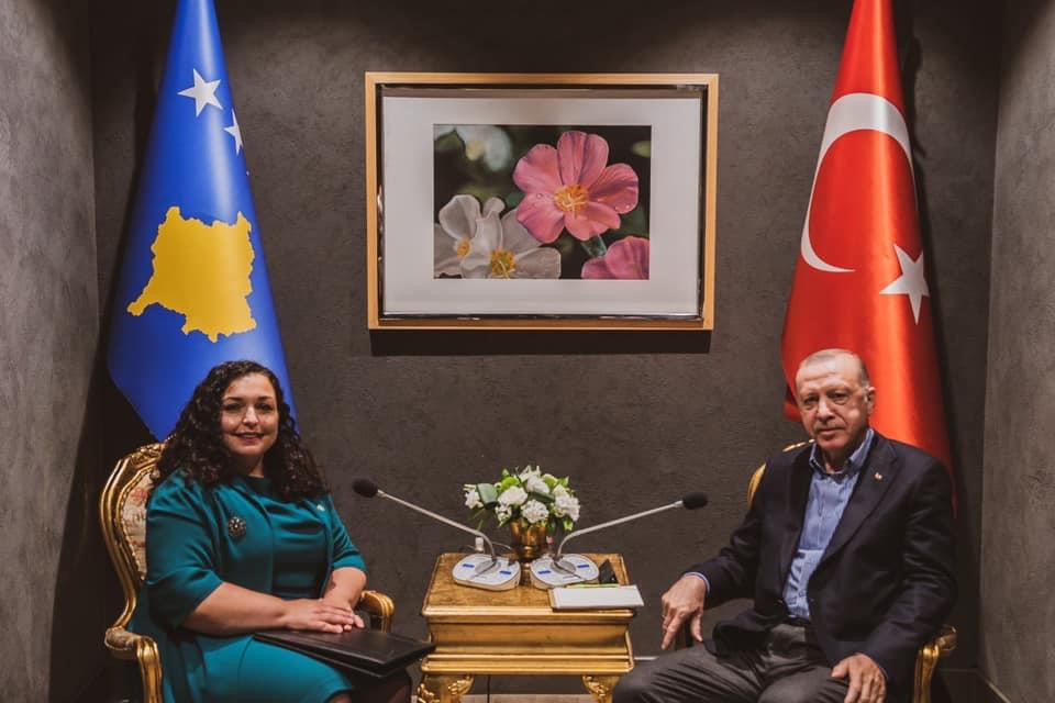 Vjosa Osmani takon Erdoganin, diskutojnë për thellim bashkëpunimi Kosovë – Turqi