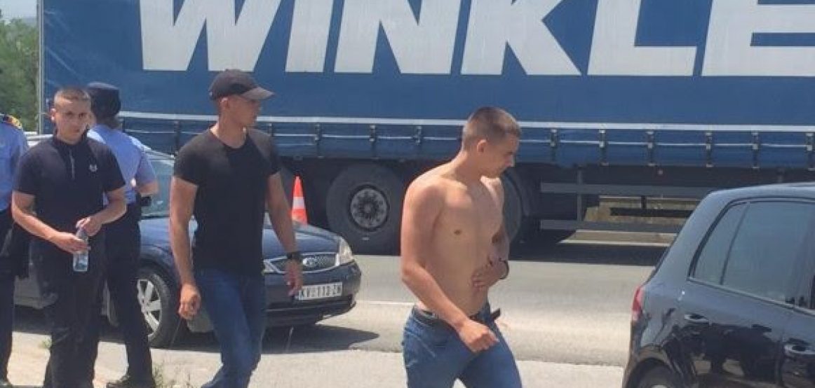 Policia e Kosovës konfiskon bluzat provokuese të të rinjve serb në Gazimestan
