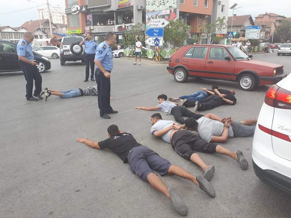 Rrahje masive në Fushë-Kosovë, policia shtrin përtokë të dyshuarit