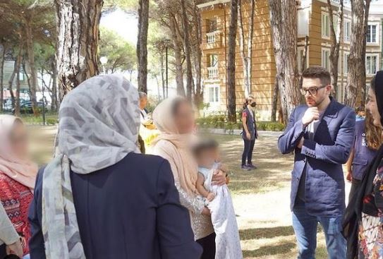 I biri i George Soros viziton afganët e strehuar në Durrës: Tashmë të sigurt në Shqipëri