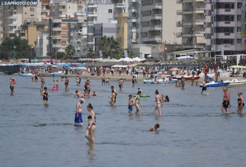 Avokati: Turistët serbë në Shqipëri, sjellin nga jashtë edhe letrat e banjos