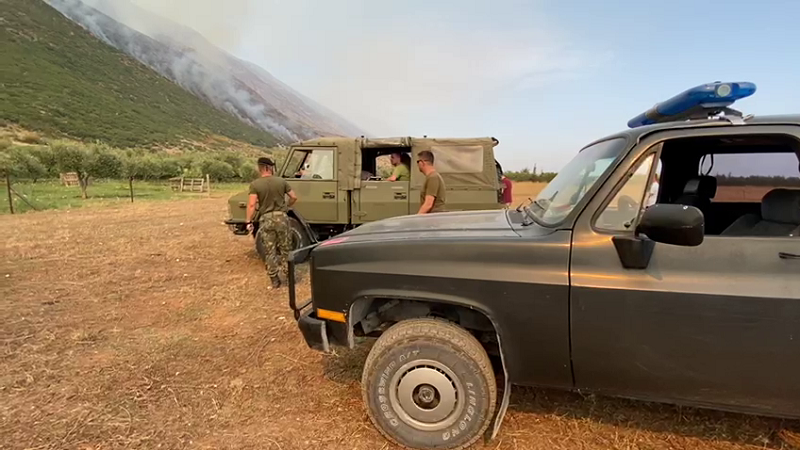 ‘Tërbohen’ flakët në Dukat të Ri, afër vatrave ka banesa! Ushtria ‘zbarkon’ në terren