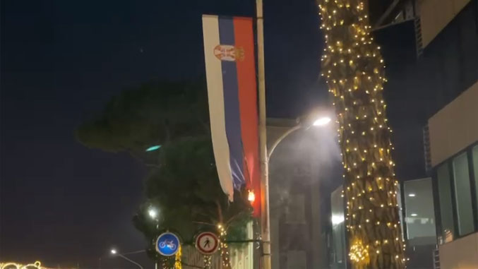 Latifi për flamujt serbë në Tiranë: Veç në vende komuniste stolisen qytetet kështu