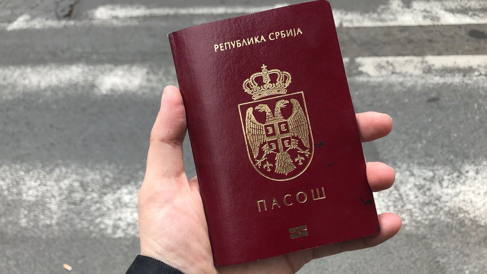 Mashtrohet kosovari, i merren 600 euro për pasaportë të Serbisë