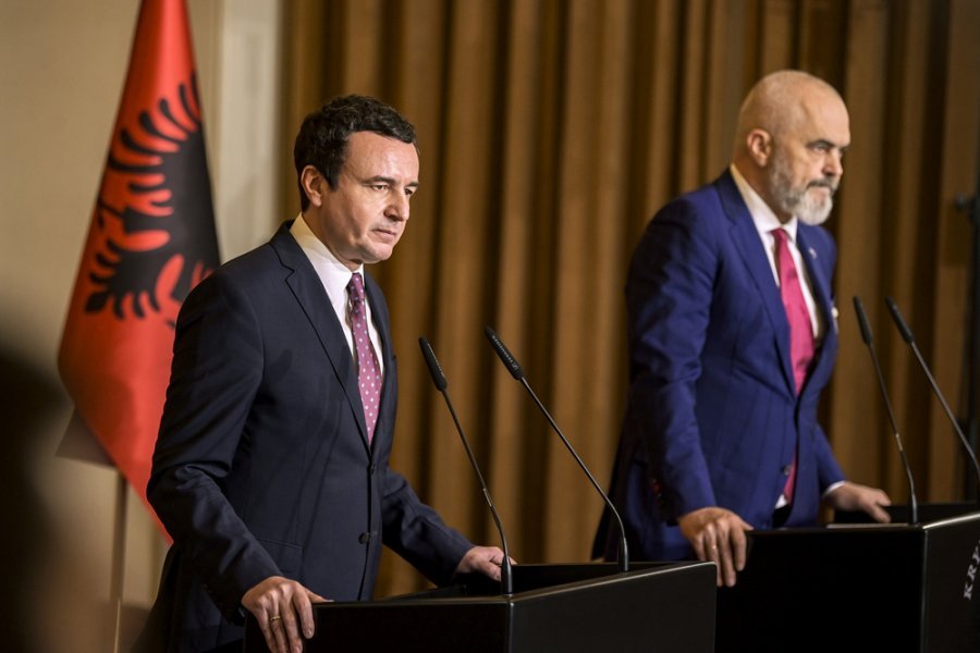 “S’mund të mos ndajmë aq sa kemi!” Rama i ofron Kosovës energji për festën e ndërrimit të viteve