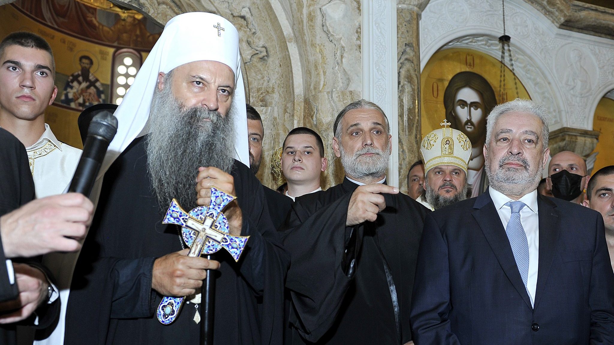 Rrëzohet qeveria pro-serbe e Malit të Zi