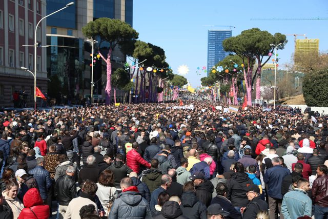 Qytetarët nuk dorëzohen, nesër sërish në orën 11:00 para Kryeministrisë. Thirrje për lirimin e të arrestuarve