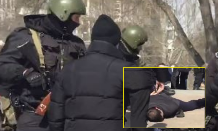 Pushtuesit rusë ndalin protestat në disa qytete të Ukrainës: Shikoni si i rrahin dhe arrestojnë protestuesit