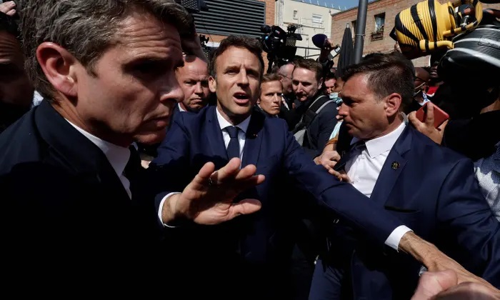 Macron goditet me domate në daljen e parë publike pas zgjedhjeve