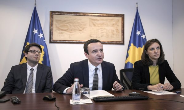 Kurti planifikon rritjen e tatimit në pagë, qytetarët që punojnë mund të varfërohen