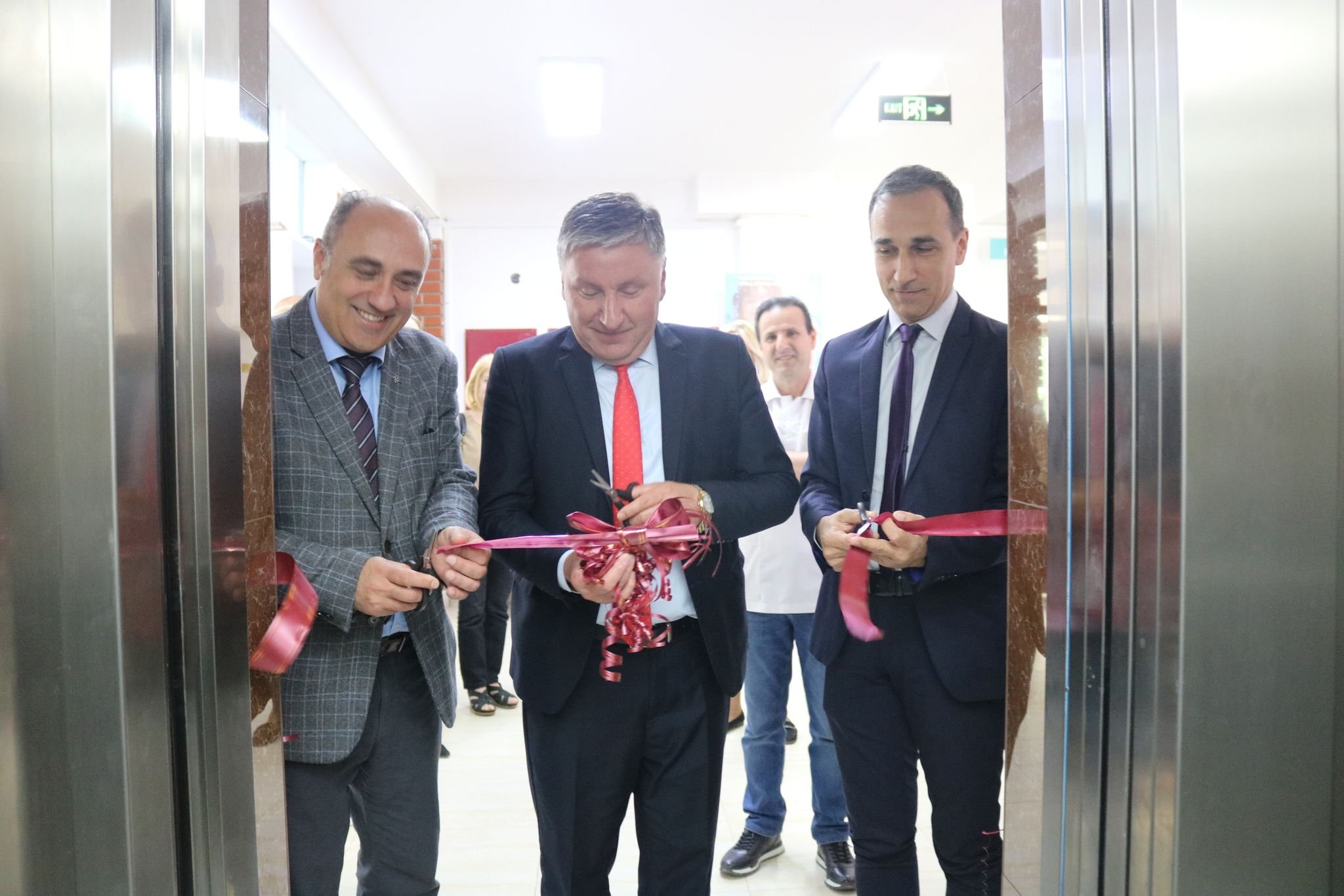 Shpërthen gëzimi në Lipjan, pushtetarët ia prejnë shiritin ashensorit të ri