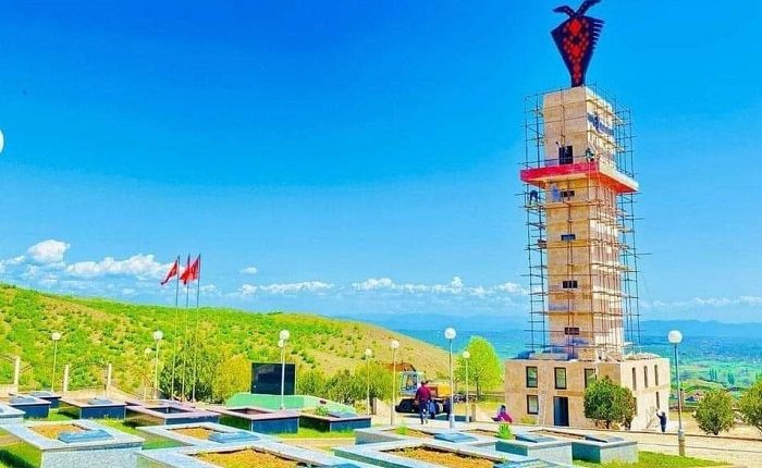 Monumenti i UÇK-së së 2001-shit që po trazon Shkupin