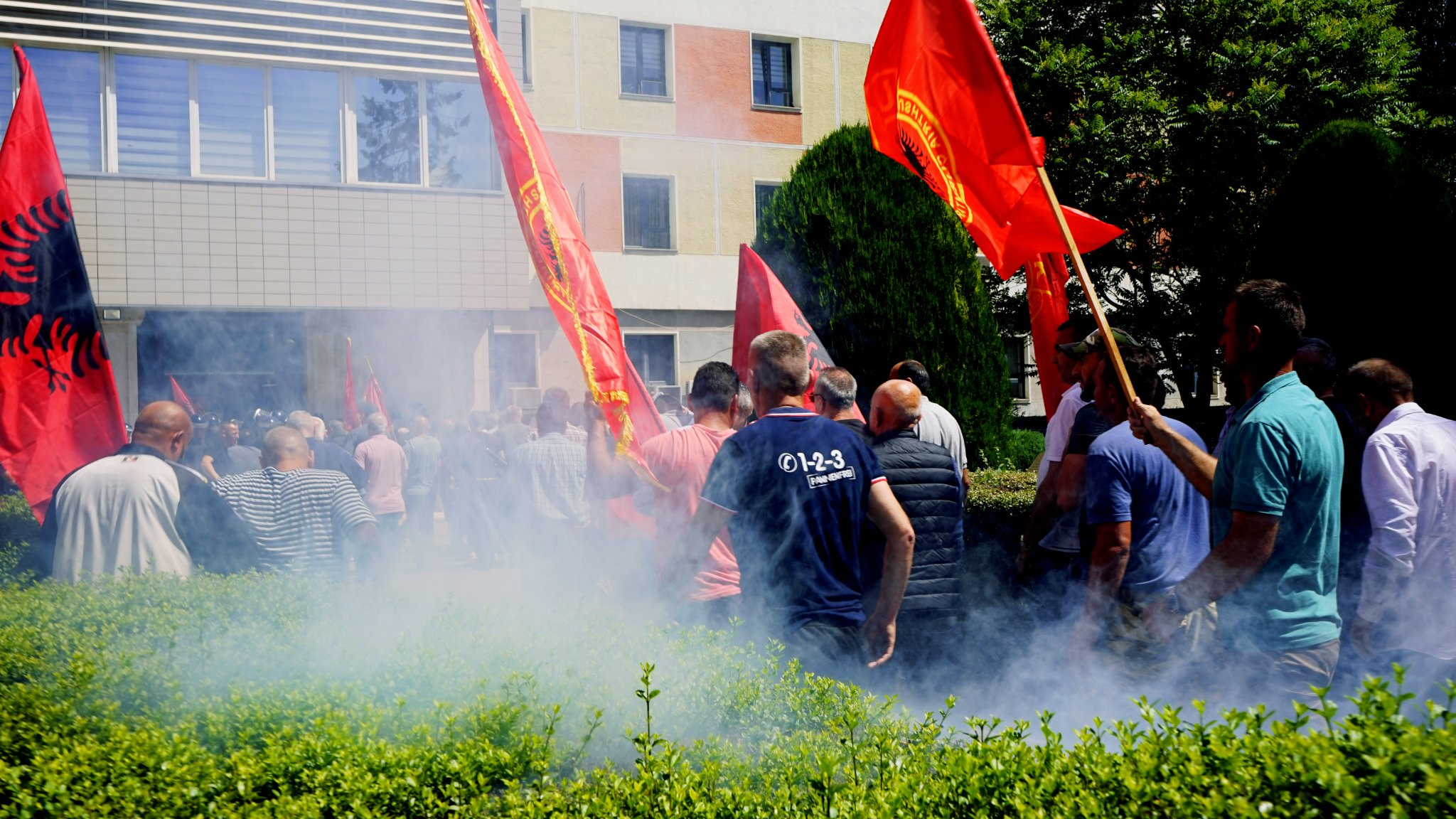 Policia gjuan gaz lotsjellës që t’i ndalojë veteranët të hyjnë brenda Kuvendit