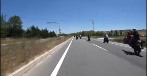 E nisi motoçikletën në një rrotë: 3 motoçikleta bëhen ‘llom’ në një autostradë në Turqi