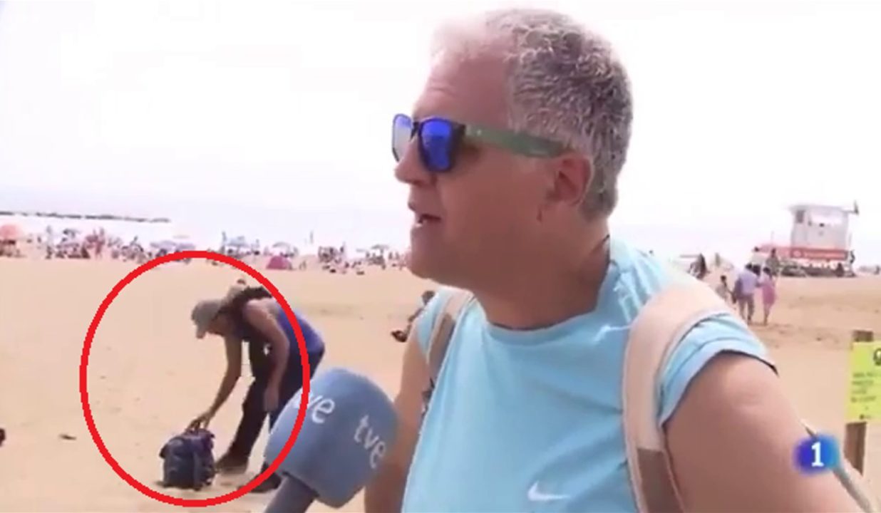 Hajduti i çantave në plazh kapet rastësisht gjatë raportimit të një gazetari