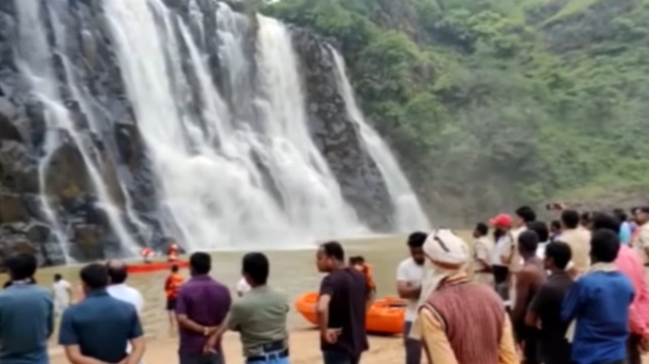 Donin të bënin “selfie” në ujëvarë, vdesin 6 pjesëtarë të një familjeje