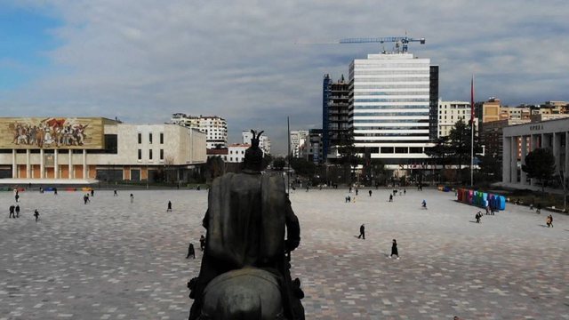 A duhet vendosur edhe shtatorja e Ismail bej Vlorës në sheshin kryesor të Tiranës?