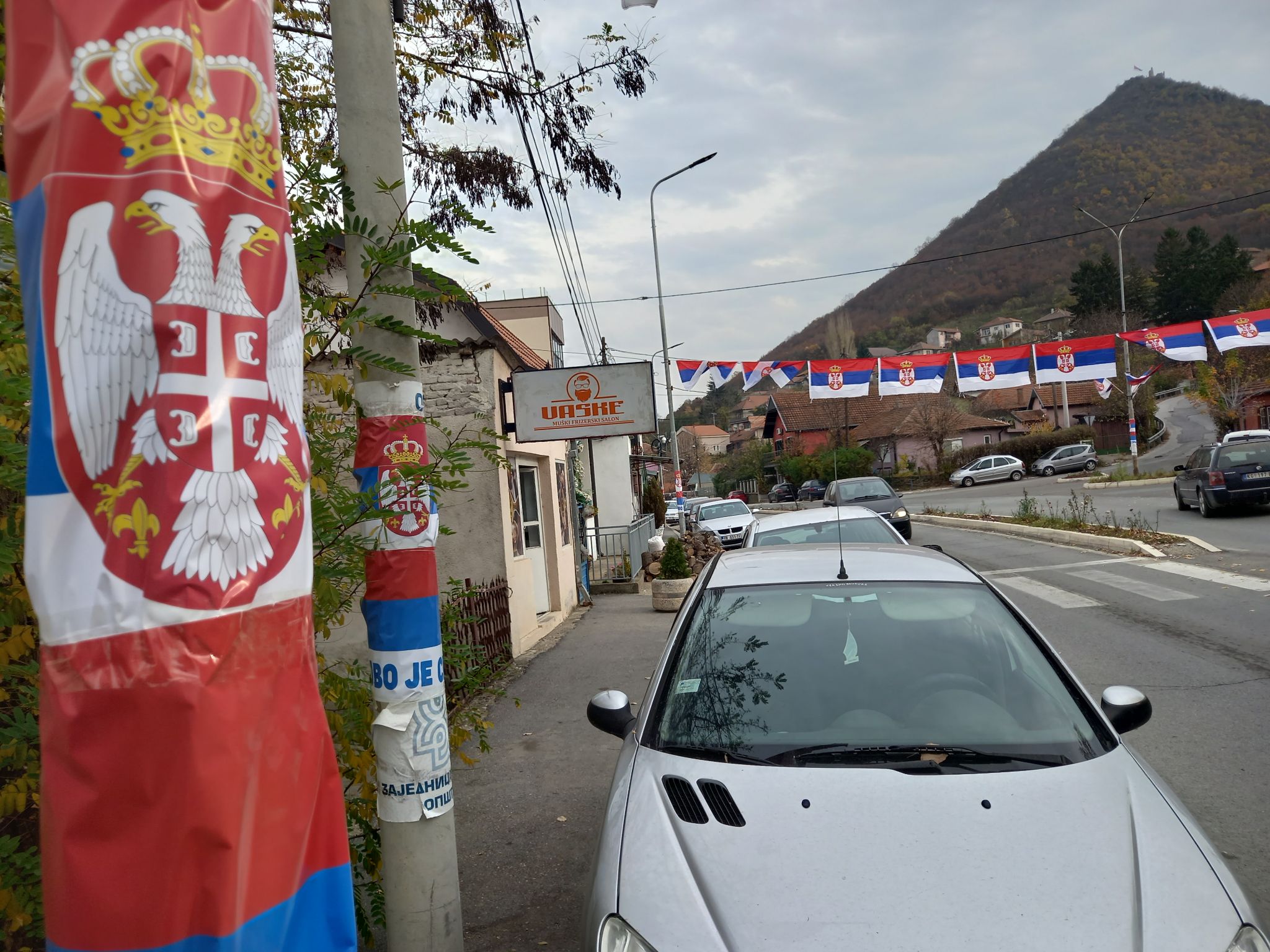 Pas daljes nga institucionet, Veriu mbushet me flamuj serbë dhe mbishkrime “Kjo është Serbia”