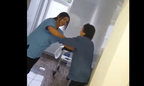 Çnjerëzore, del një video e motrave medicinale duke rrahur një paciente diku në Pejë