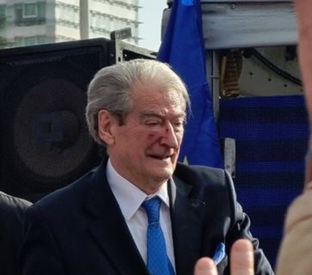 Goditet me grusht Sali Berisha