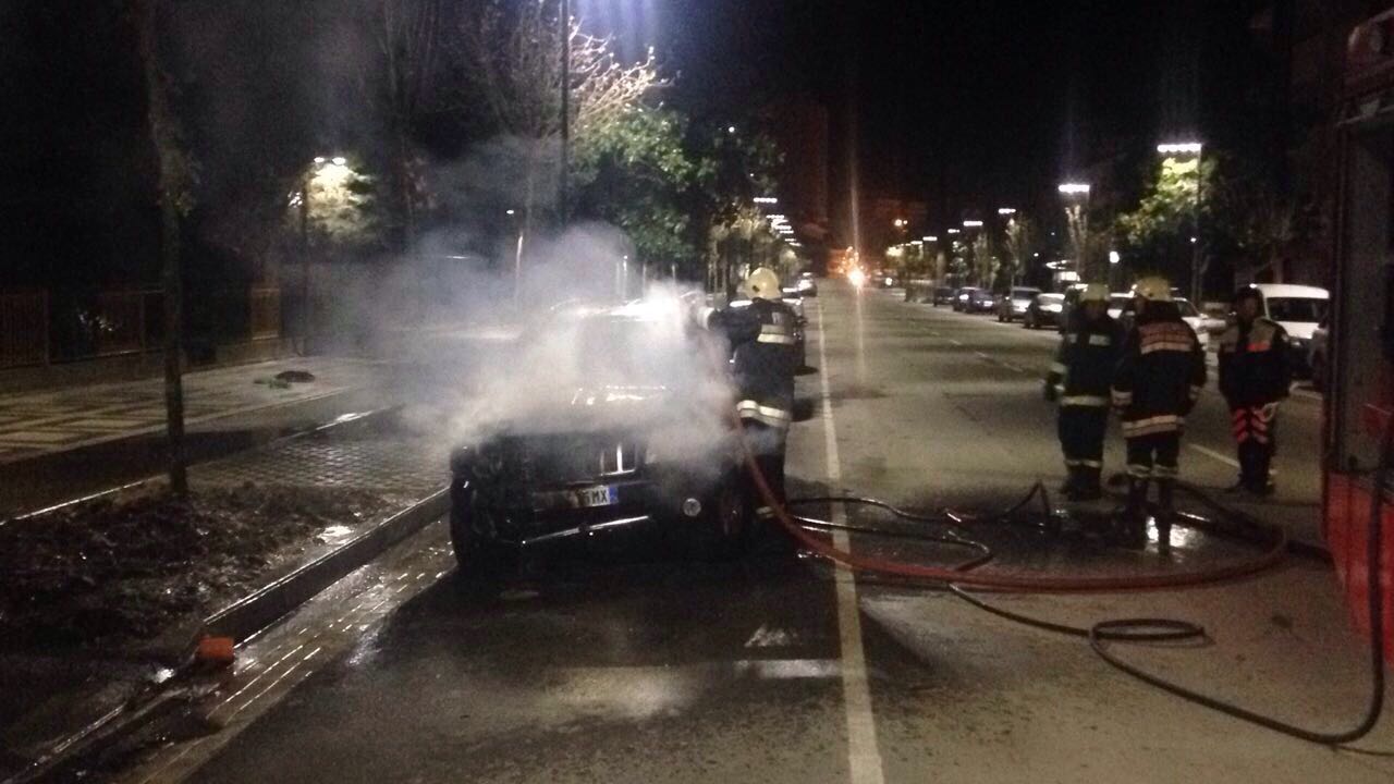 Porsche-it i vënë flakën në mes të natës në Vlorë