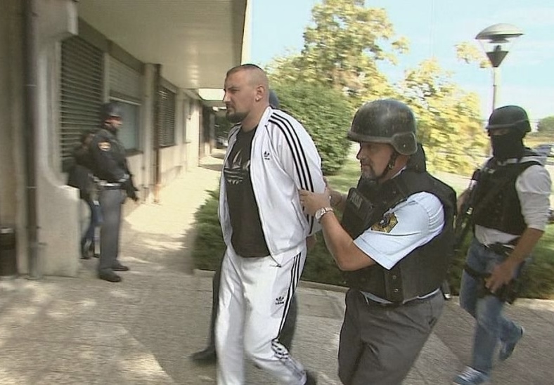 Bastisja e Kobrës dhe shokëve të tij, Policia sekuestron një granatë dore