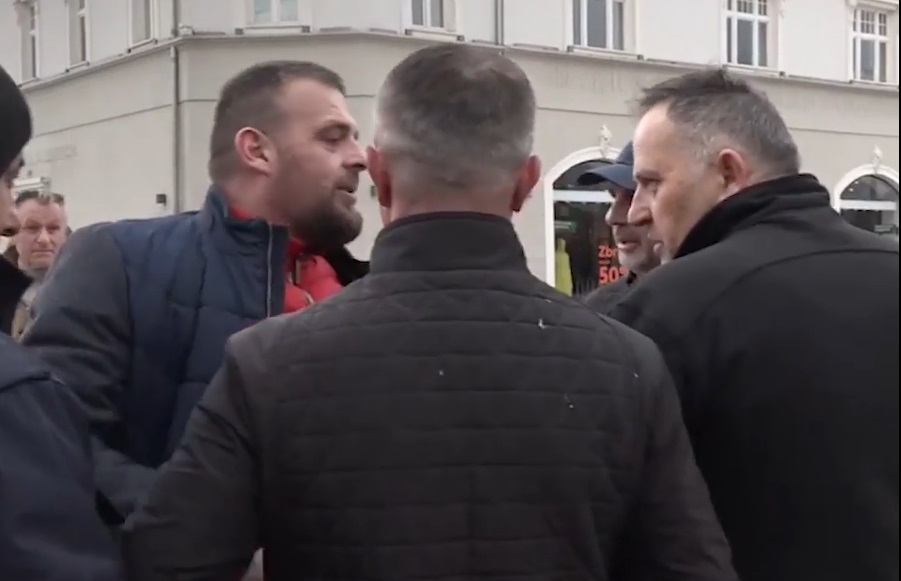 “Shumë prej juve ushtarëve jeni hajna…”, një qytetar provokon në protestën kundër Kurtit