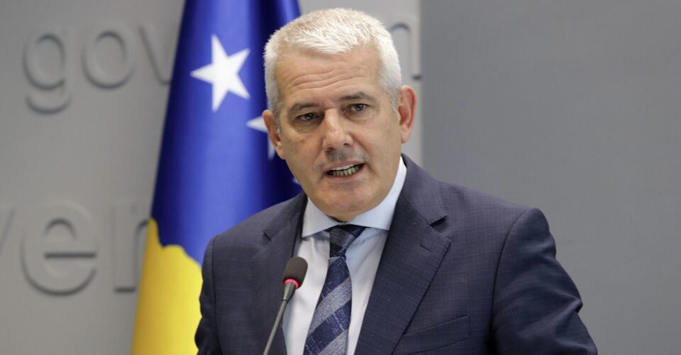 Ministri ​Sveçla kërkon hetim ndaj zyrtarit për të cilin u raportua se po e shfrytëzon parkingun e MPB-së për biznes
