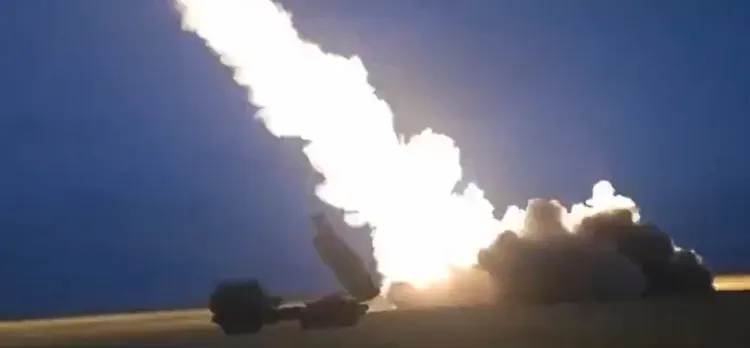 Ukraina po djeg rusë me armën amerikane, momenti kur ndriçohet qielli nga HIMARS-i