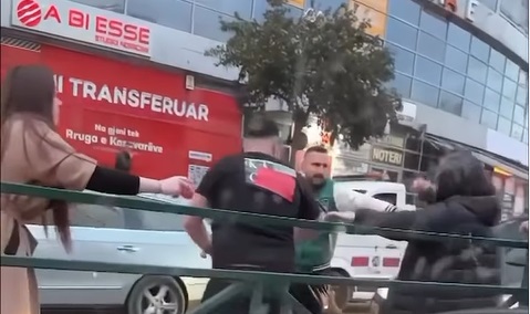 Përleshje mes të rinjve në Tiranë. Disa vajza përpiqen t’i ndajnë
