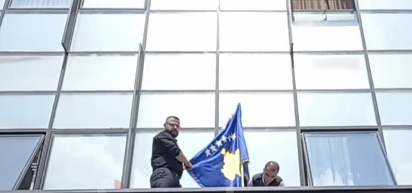 Vendoset flamuri i Kosovës në objektin e Komunës së Mitrovicë Veriore