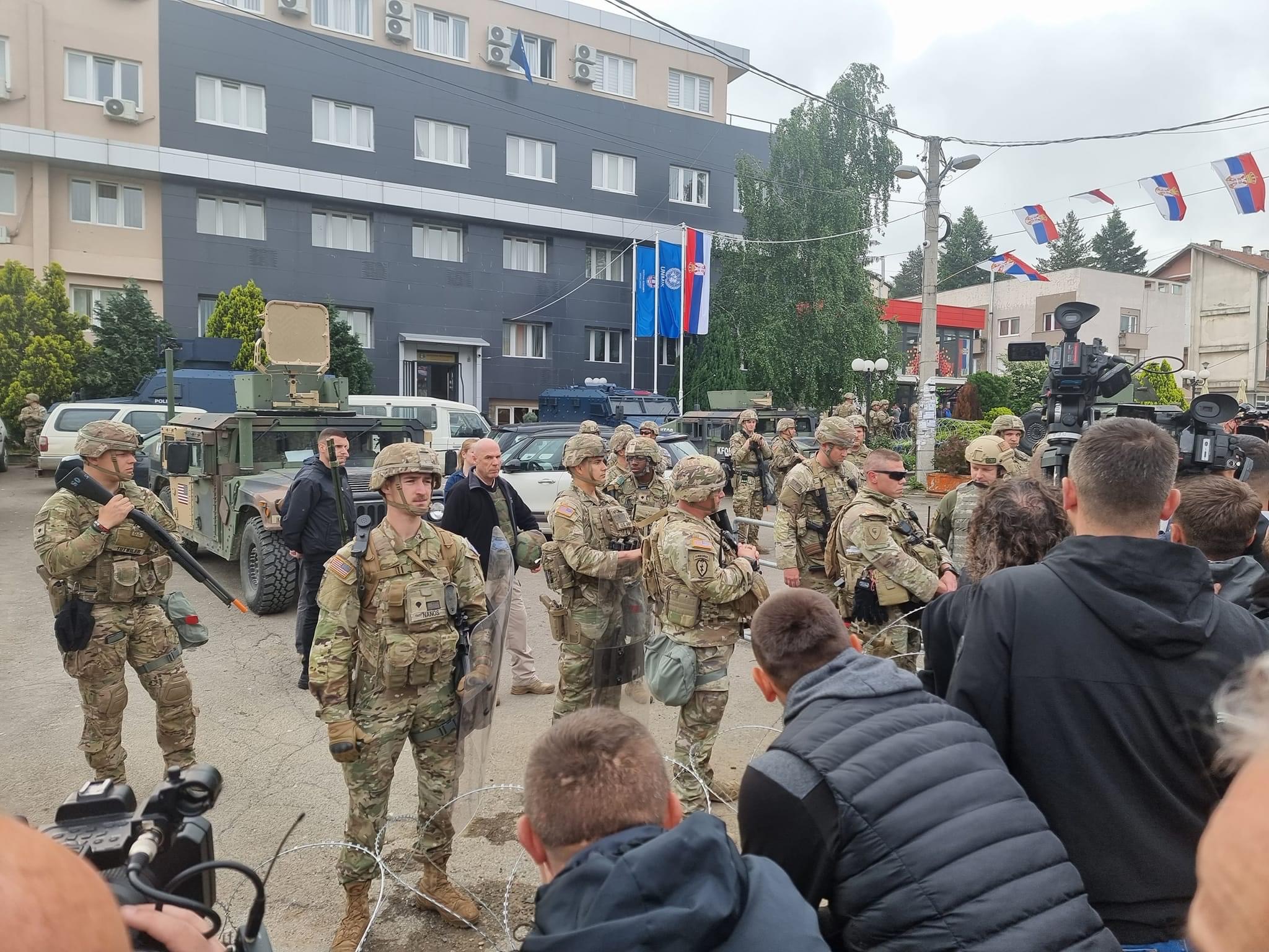 Ushtarët amerikanë futen në objektin e komunës në Leposaviq