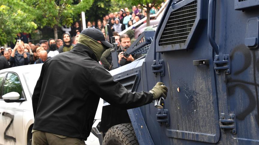 Policia e Kosovës dhe gazetarët brenda objektit të Komunës së Zveçanit
