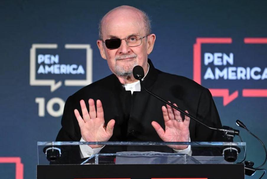 Shkrimtari Salman Rushdie shfaqet për herë të parë në publik pasi u sulmua me thikë