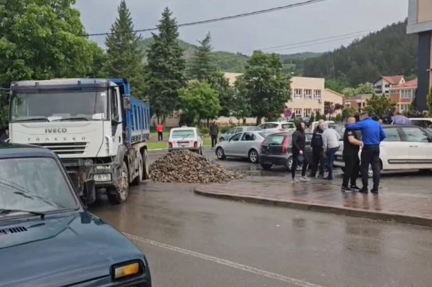 Vendosen barrikada para ndërtesës së komunës në Leposaviq