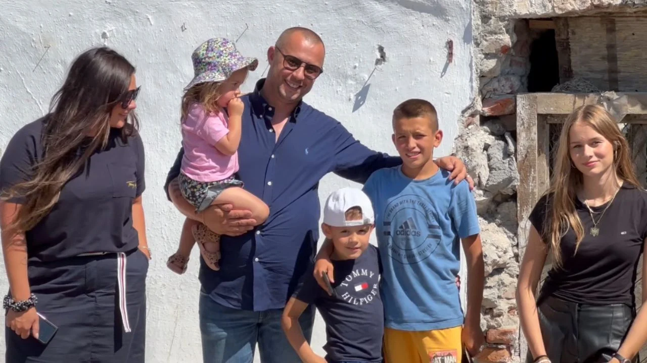 U braktis nga nëna biologjike dhe u rrit nga familja rome, emigranti i rindërton shtëpinë 13-vjeçarit