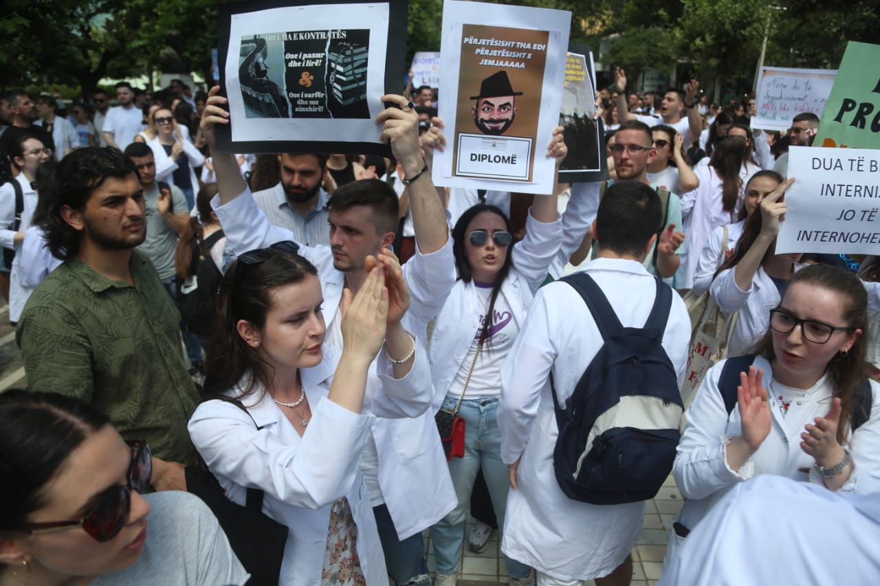 5 vite punë në atdhe për të marrë diplomën, studentët e mjekësisë: Vendim absurd, do të bëjmë gjithçka që të mos miratohet