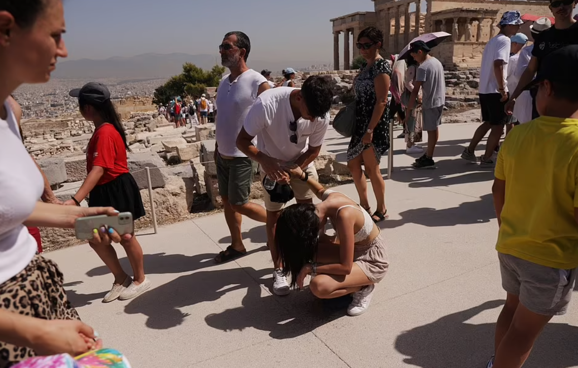 Cerberus “djeg” Mesdheun, Greqia mbyll Akropolin, turistët shemben në tokë nga i nxehti