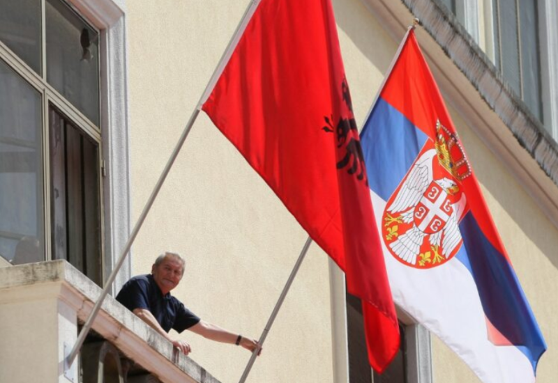 Diskriminimi në Luginë, Serbia gjobit shqiptarët që ekspozojnë flamurin kuq e zi