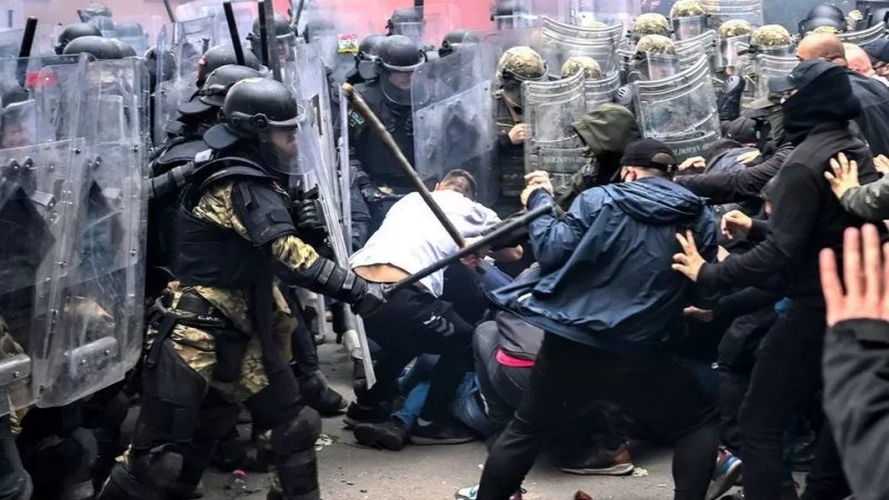 Shpallen fajtorë dhe dëbohen nga Kosova dy serbët që u arrestuan për trazirat në veri