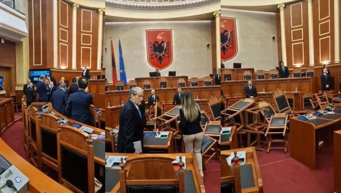 Deputetët e opozitës “shkatërrojnë” sallën e Kuvendit, bllokojnë me karrige Foltoren