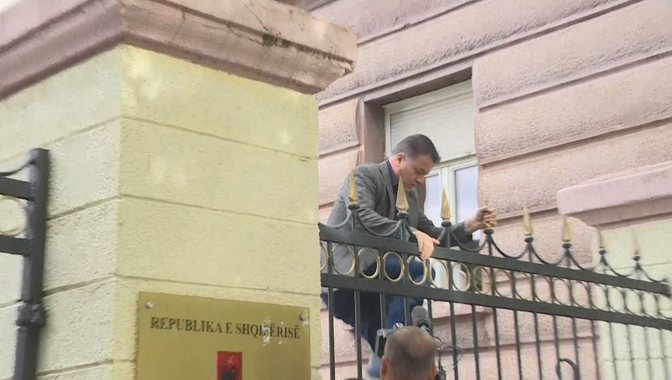 Tensione te kryesia e Kuvendit, deputetët e opozitës nuk lejohen të futen, Noka kapërcen kangjellat