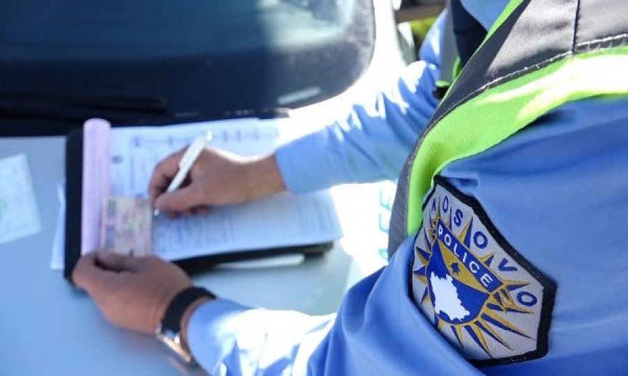Shtetasi i Serbisë tenton ta korruptojë Policinë në Vushtrri për të shpëtuar nga gjoba, iu ofron para
