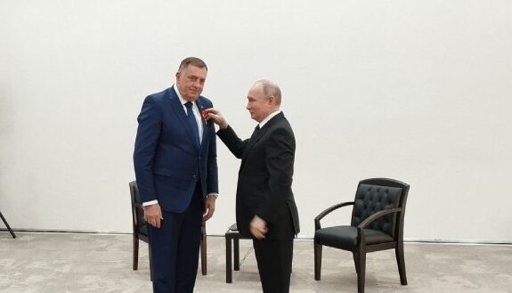 Dodik në ‘prehërin’ e Vladimir Putin, Rusia konfirmon influencën ndaj Republikës Srbska