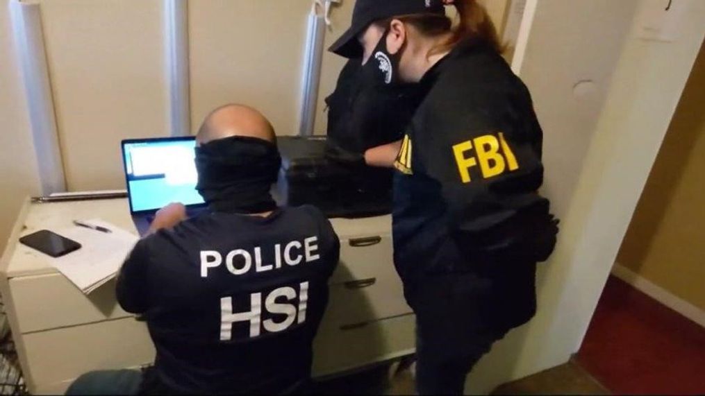 Operacion i Policisë së Kosovës në bashkëpunim me FBI amerikane, tre të arrestuar për përfitime në tregun kriminal online