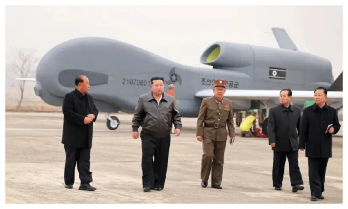 Koreja e Veriut shfaq dronët e rinj mes raportimeve se ka dërguar më shumë trupa në Rusi