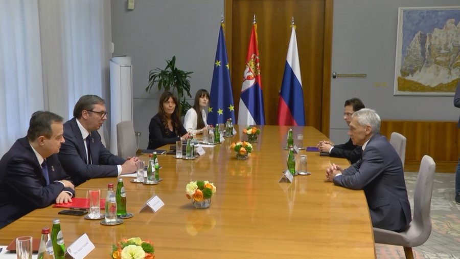 Çfarë po thur Vuçiç me rusët? Presidenti serb takon “njeriun e Putinit”