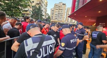 Polici kapet duke marrë ryshfet nga kosovarët gjatë ndeshjes Shqipëri-Serbi