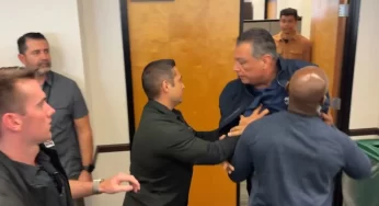 VIDEO/ Senatori amerikan nxirret me dhunë jashtë konferencës, policia e shtrin përtokë dhe i vendos prangat